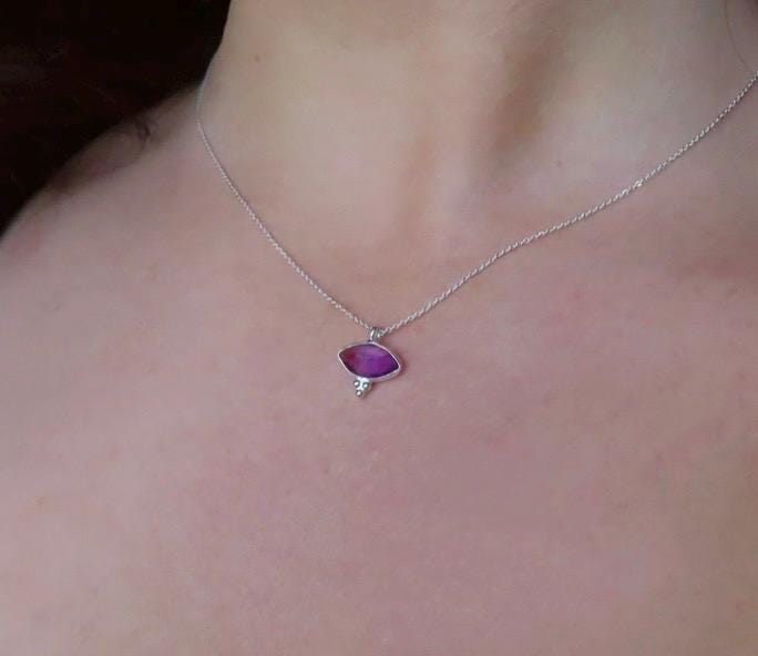 Collier œil en argent massif 925 et améthyste facettée violette, pendentif de 13 × 11 mm et chaîne maille forçat de 40 cm