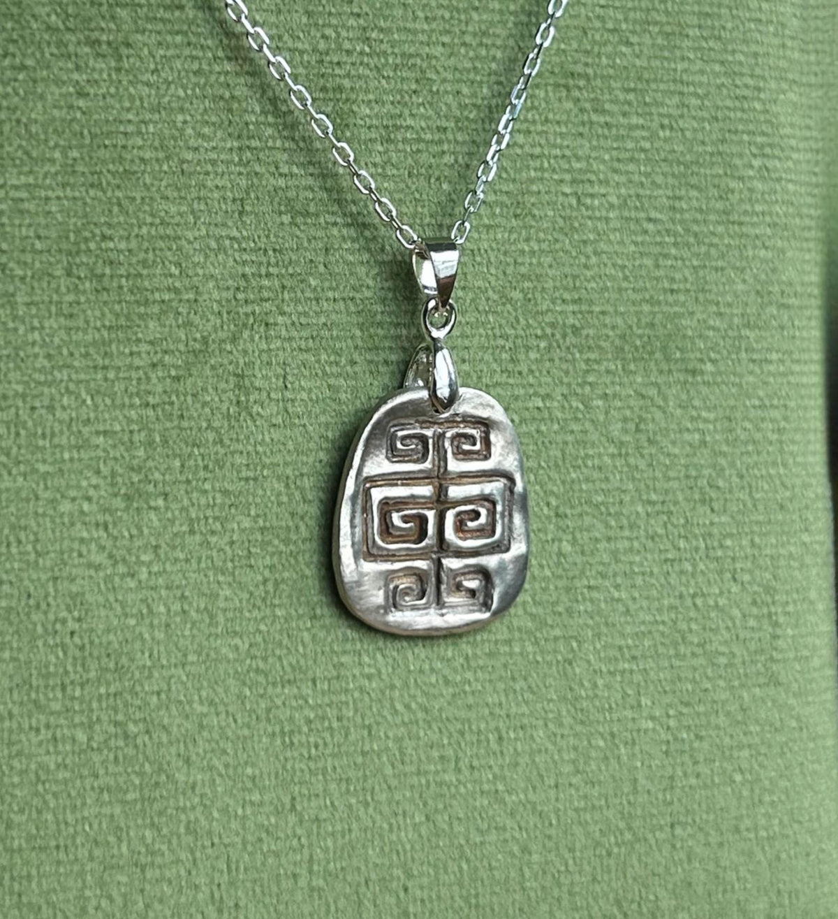 Collier en argent massif 925 à pendentif gravé de spirales symétriques et chaîne maille forçat diamantée de 40 cm