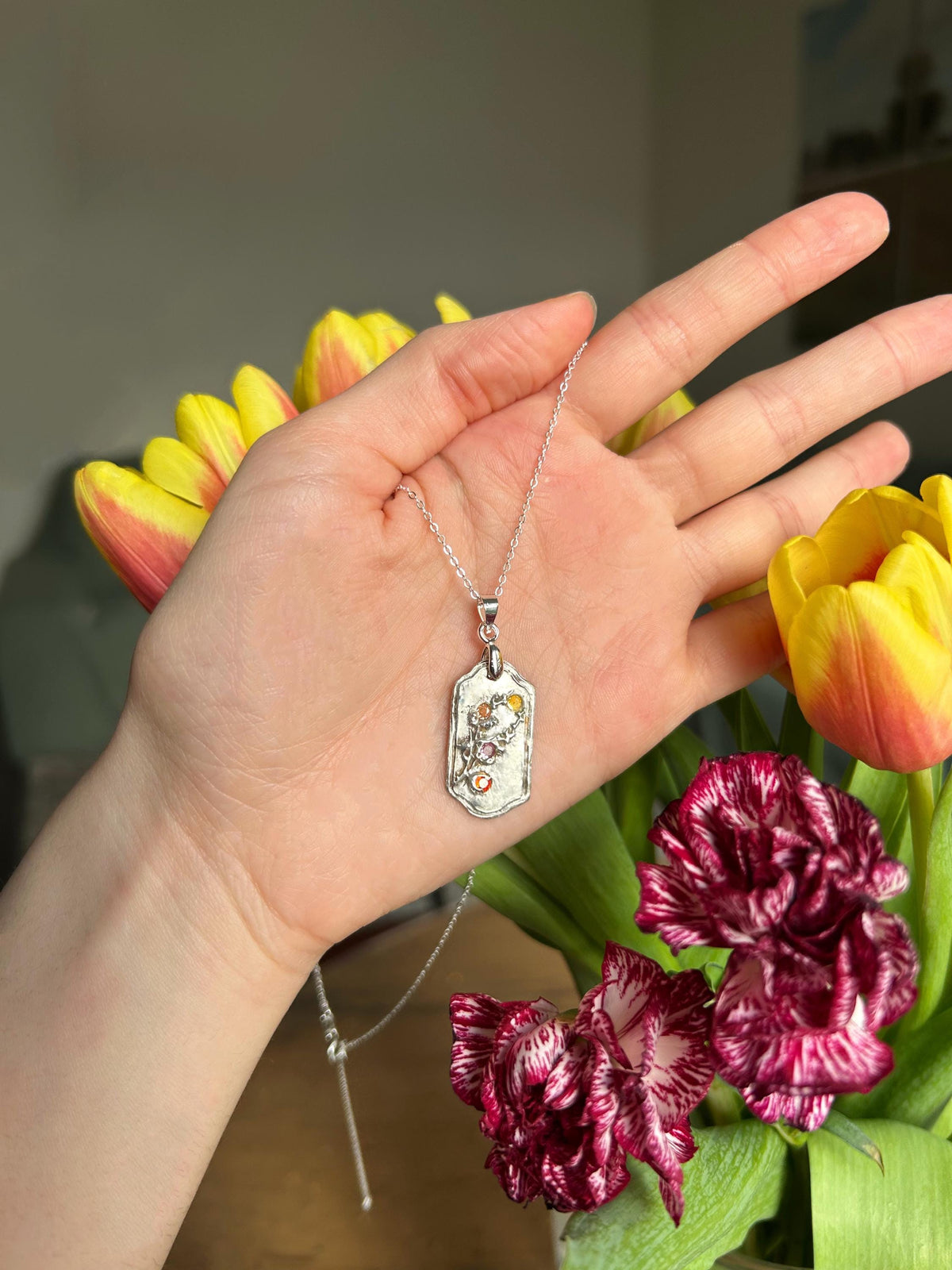 Collier RachaJewellery en argent 925, pendentif floral gravé de 2,5 × 1,4 cm et pierres colorées en zircone cubique