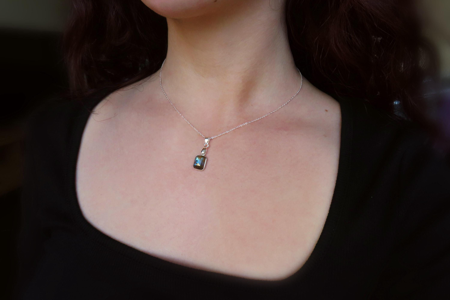 Collier à pendentif porté au quotidien