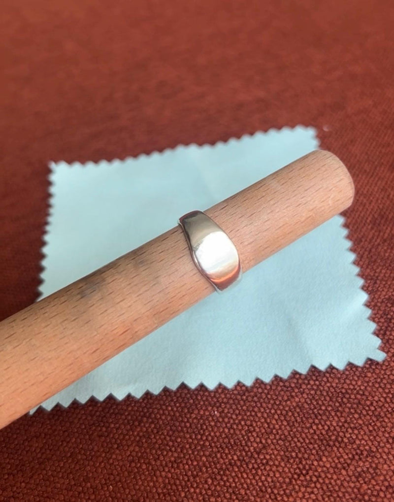 Bague RachaJewellery en argent 925 massif, au dessin minimaliste et organique, façonnée à la main