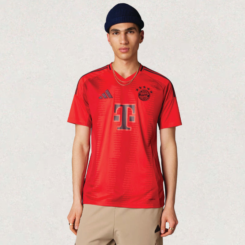 Maillot domicile adidas du FC Bayern München 2024/25 rouge à rayures, env. 68–80 cm de longueur