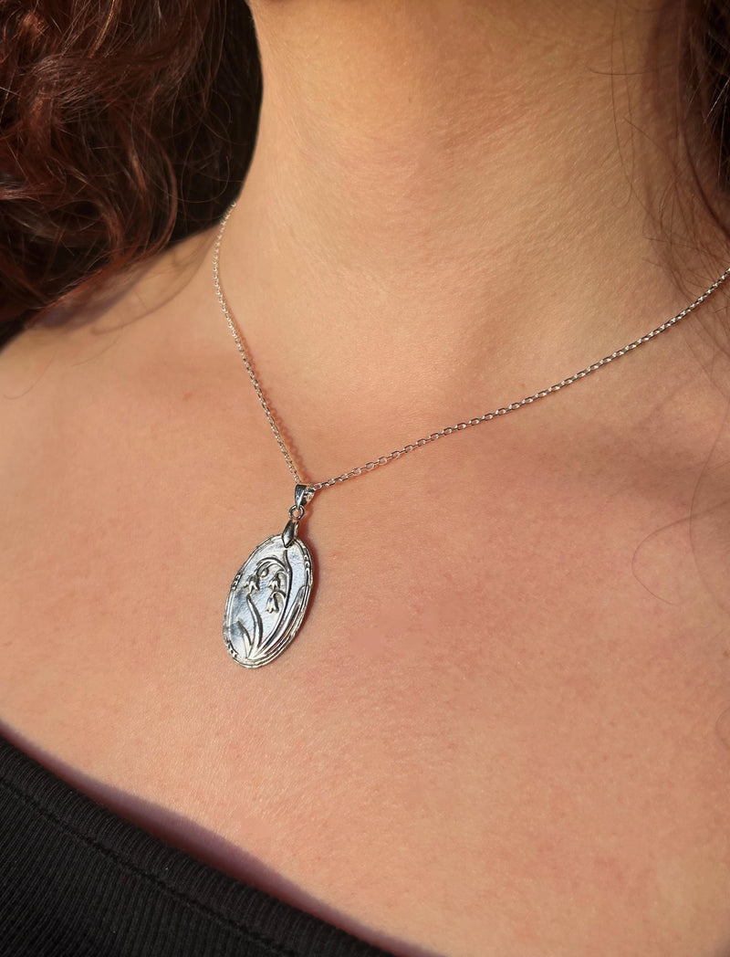 Collier RachaJewellery en argent 925, pendentif floral ovale gravé de 2,8 × 1,8 cm, chaîne à maille forçat diamantée