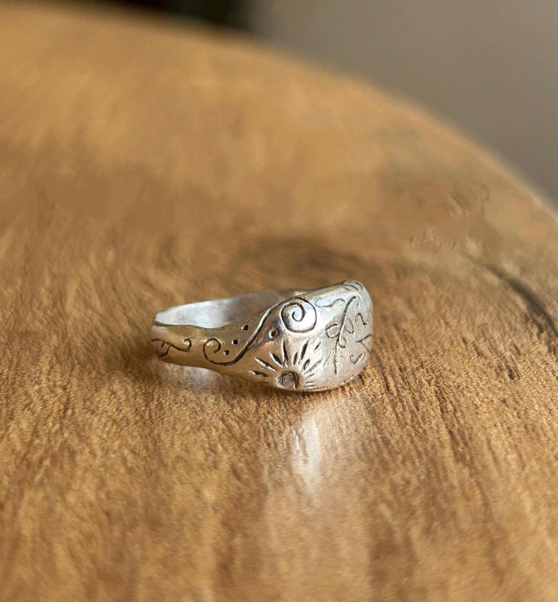 Bague RachaJewellery en argent subtilement texturé, faite à la main et gravée de motifs solaires