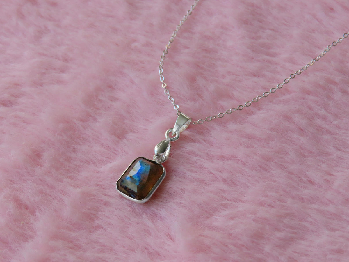 Collier RachaJewellery en argent 925 avec labradorite rectangulaire à reflets bleus et chaîne à maille forçat diamantée