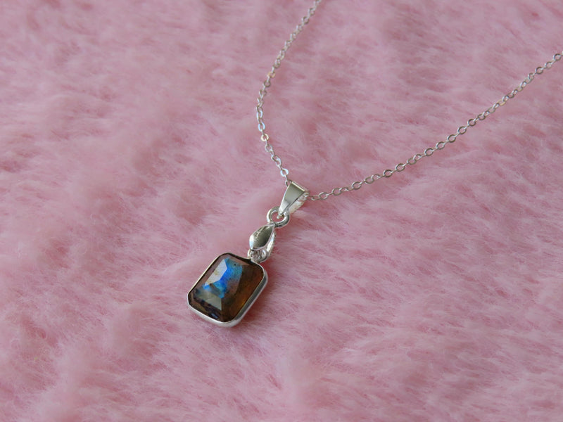 Collier RachaJewellery en argent 925 avec labradorite rectangulaire à reflets bleus et chaîne à maille forçat diamantée