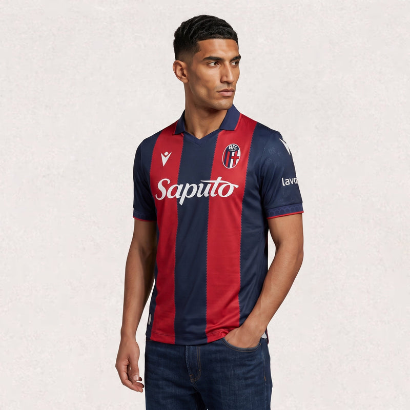 Maillot Bologna domicile 2026/27, versions joueur et supporter, environ 65–82 × 46–64 cm