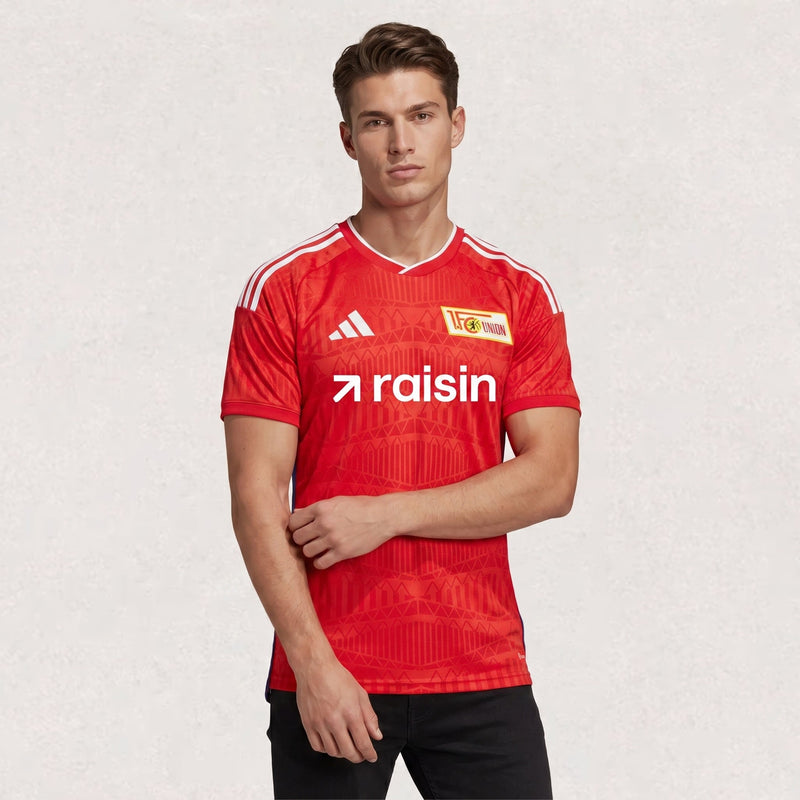 Maillot domicile 1. FC Union Berlin, environ 68–84 cm de longueur × 48–66 cm de largeur à plat, selon la taille