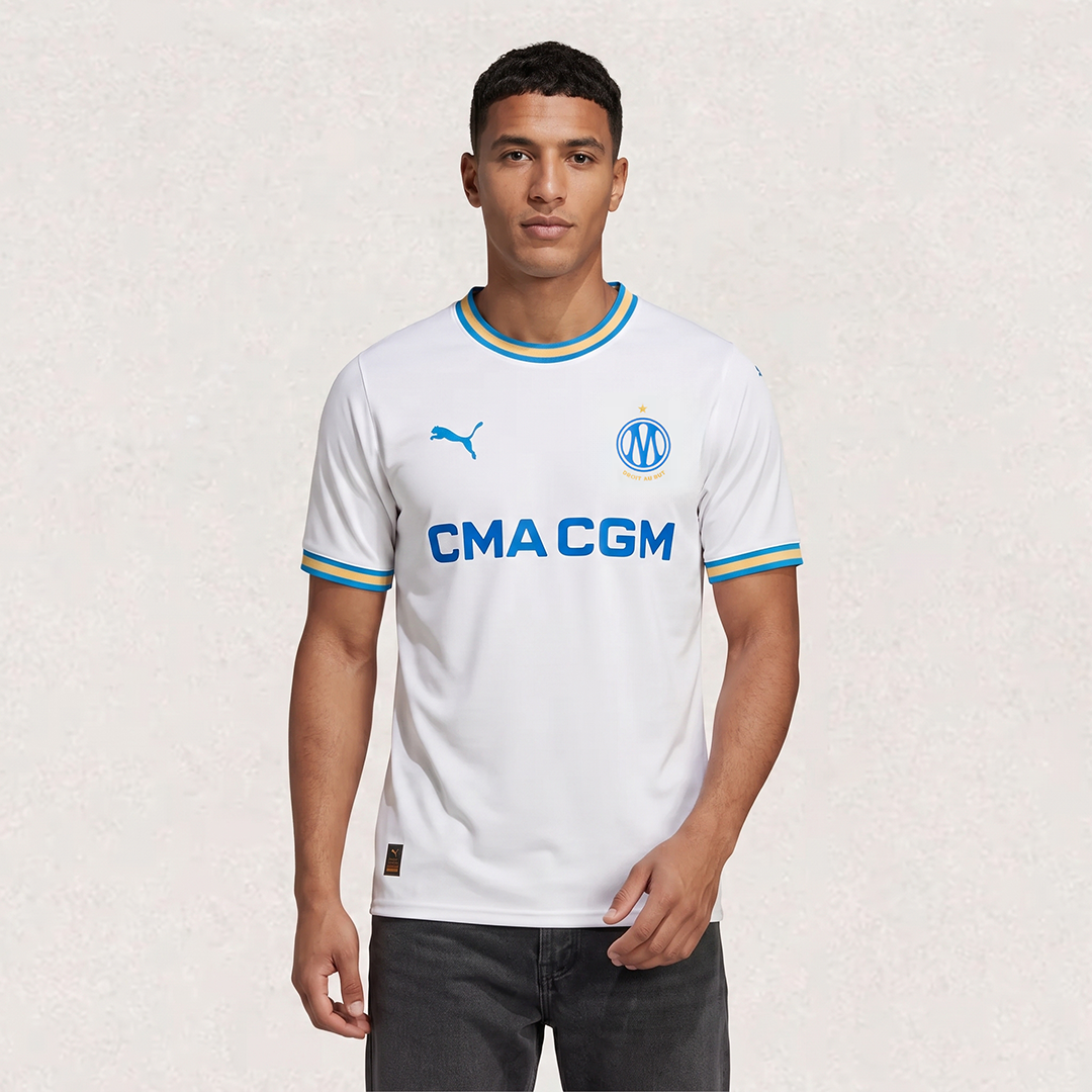 Maillot Marseille domicile 2026/27, versions joueur et supporter, env. 68–80 × 48–64 cm