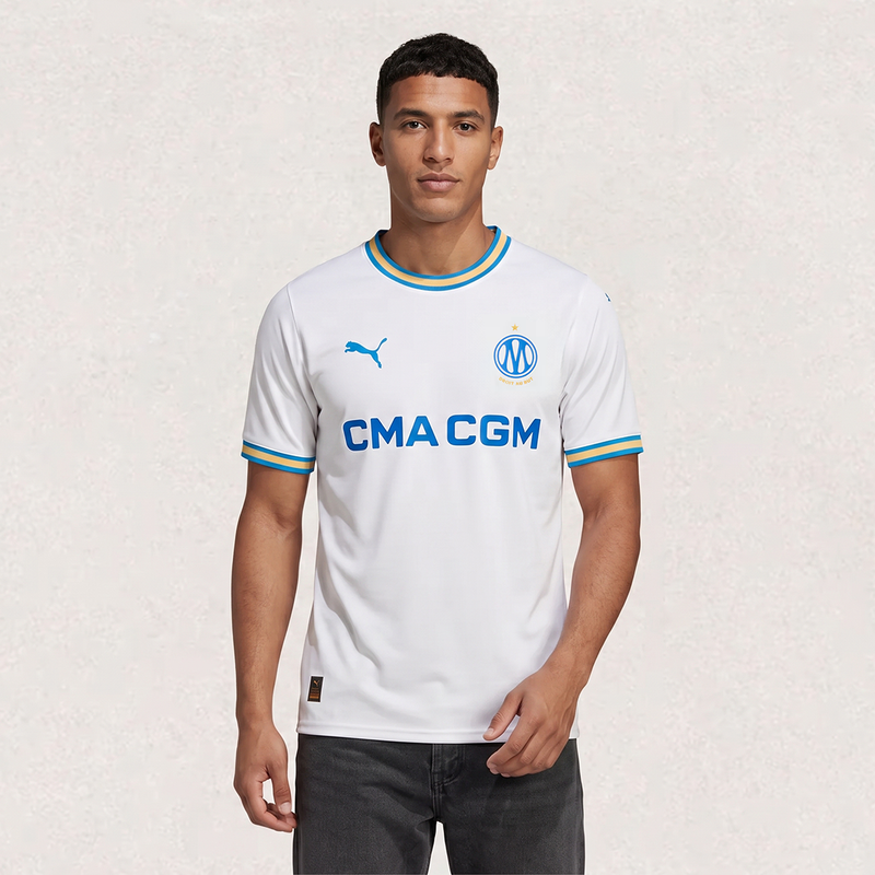 Maillot Marseille domicile 2026/27, versions joueur et supporter, env. 68–80 × 48–64 cm