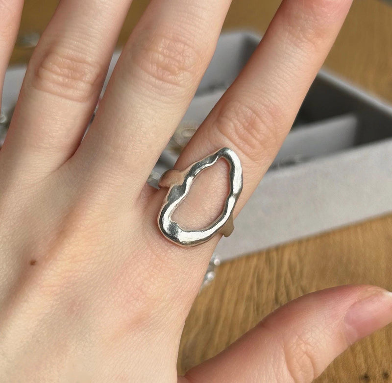 Bague RachaJewellery en argent 925 massif, forme sculpturale ouverte, abstraite et irrégulière, façonnée à la main