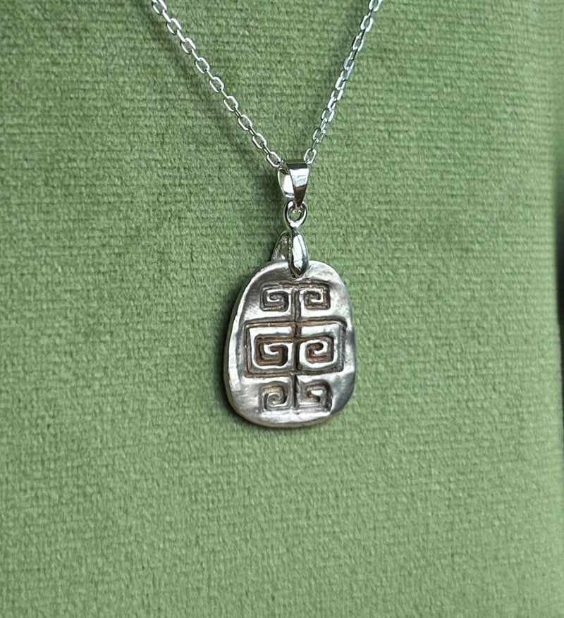 Collier en argent massif 925 à pendentif gravé de spirales symétriques et chaîne maille forçat diamantée de 40 cm