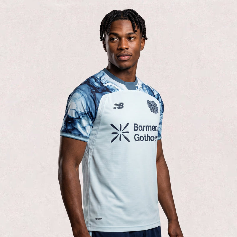 Maillot extérieur Bayer 04 Leverkusen 2026/27, environ 68–84 cm de longueur × 48–68 cm de largeur à plat