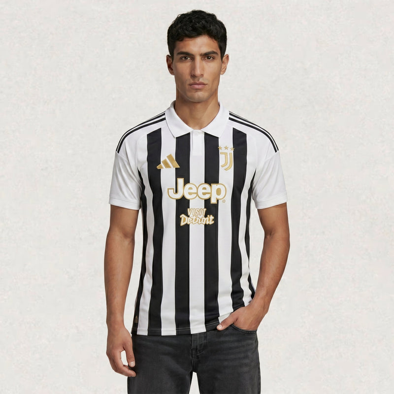 Maillot Juventus domicile 2026/27, versions joueur et supporter, env. 68–80 × 48–64 cm