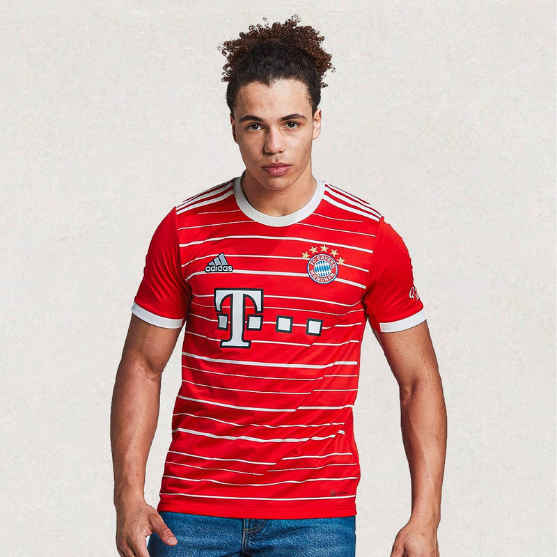 Maillot adidas FC Bayern München domicile 2022/23 à rayures rouges et blanches, environ 65–85 cm de longueur
