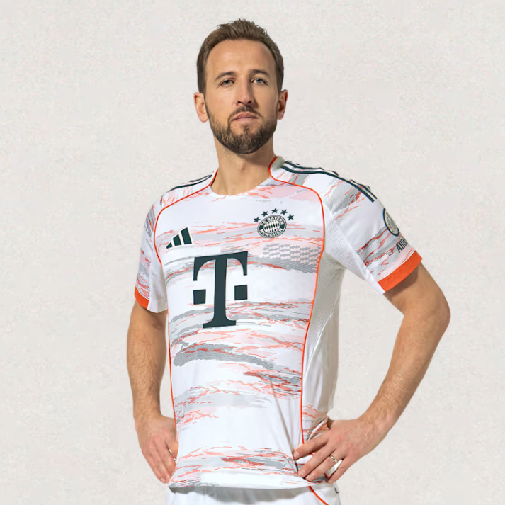 Maillot extérieur adidas FC Bayern München 2025/26, versions joueur et supporter, environ 68–82 × 48–66 cm